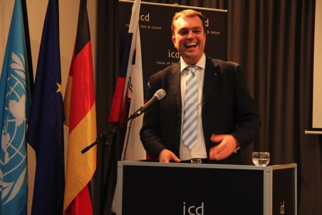 Laris Gaiser 02.jpg