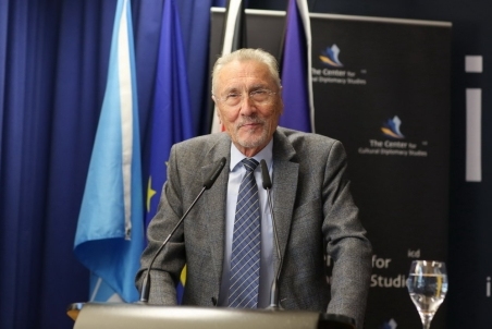 Emil Constantinescu 001.jpg