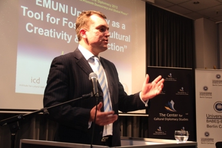 Laris Gaiser 09.jpg