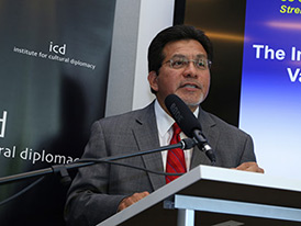 Alberto-Gonzales_th.jpg