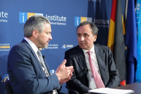 EconomicForum082.jpg