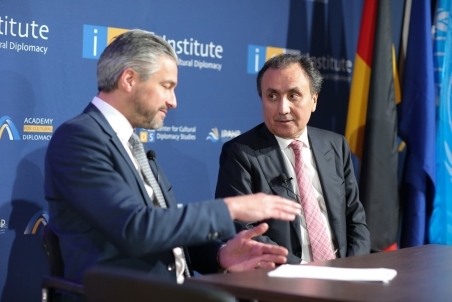 EconomicForum083.jpg